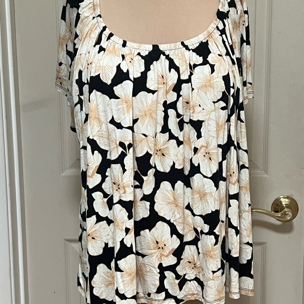 Black & Cream Floral Top Lane Bryant sz22 Short Sleeve Scoop Neck